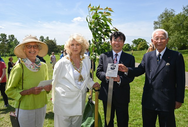 Gladstone Park mayor chair minsiter and plaque