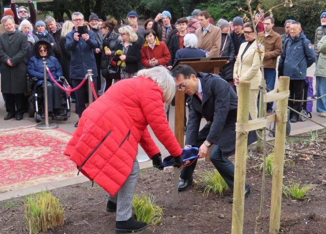 Unveiling the Plaque Minister Maeda, Lord Mayor Barbara Murray (2)